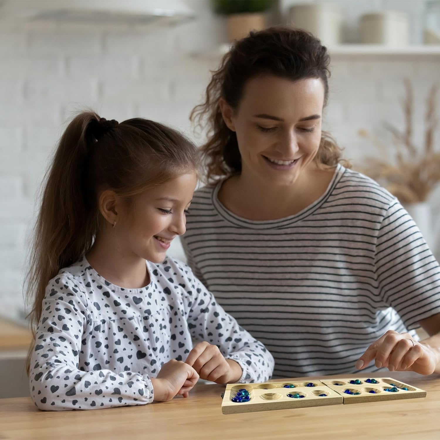 Detalle 2 de ZUNIPLEX Kalaha: Tavola in legno pieghevole con pietre per Mancala – Gioco di strategia per bambini