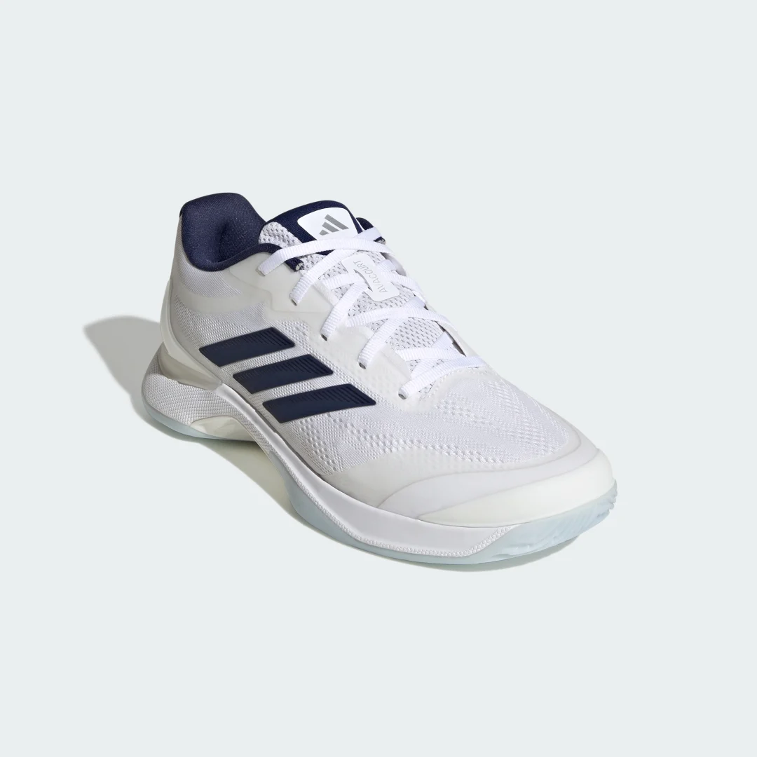 Detalle de Zapatilla de tenis Avacourt 3 de Adidas — comodidad y estilo en blanco para entrenamiento y juego