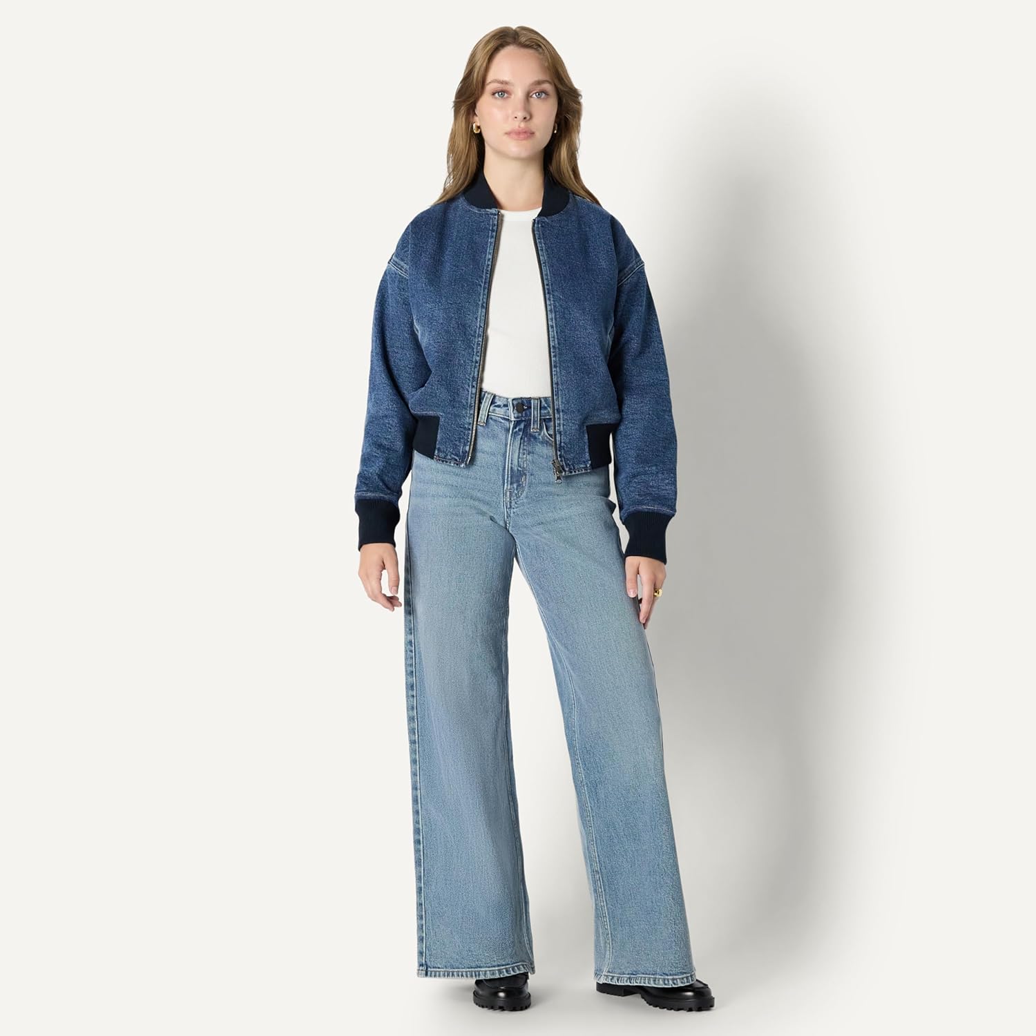 Thumbnail 4 de Amazon Essentials Women’s Relaxed-Fit Denim Bomber Jacket