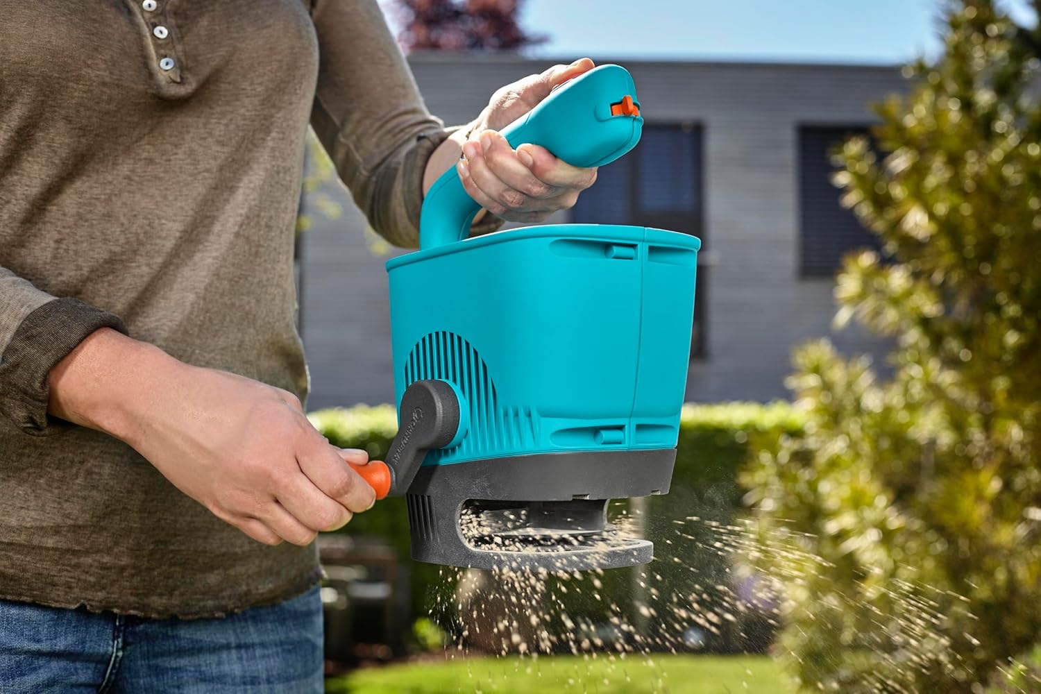 Detalle de Gardena Hand-Held Spreader M (431-20) — manual spreader for fertiliser, seeds and salt
