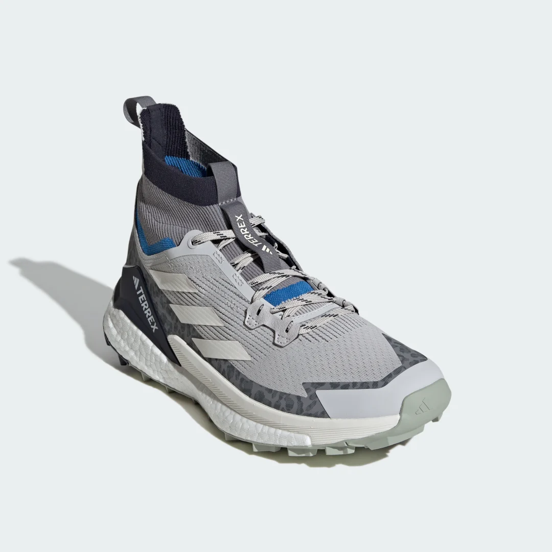 Detalle 2 de Zapatilla de senderismo Terrex Free Hiker 2.0 de Adidas — gris, para rutas moderadas