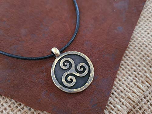 Detalle de Baldur Jewelry Hand Hammered Brass Triskelion Necklace, Celtic Pendant