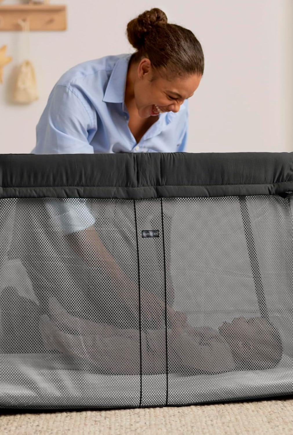 Thumbnail 2 de BabyBjörn Travel Cot Light + Fitted Sheet, Black