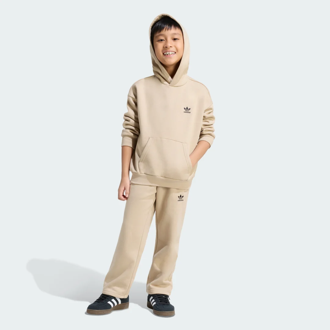 Detalle de Conjunto de sudadera con capucha holgada y pantalón de dobladillo abierto de Adidas — color beige