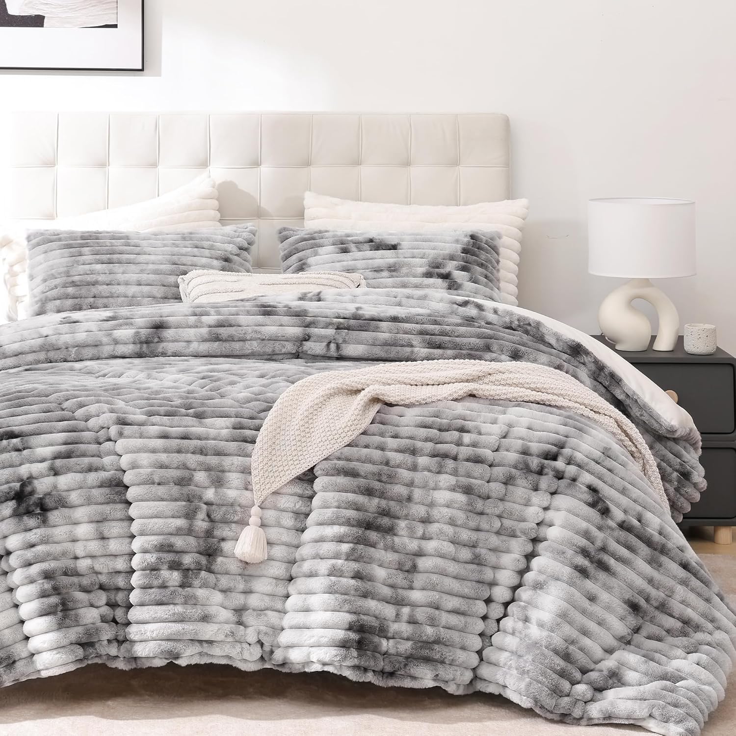 Detalle de Smoofy Fluffy King Size Comforter Set 3 Pieces — Tie-dye Grey Faux Fur, Ultra-Soft Micro-Mink & Flannel Dual-Sided Bedding