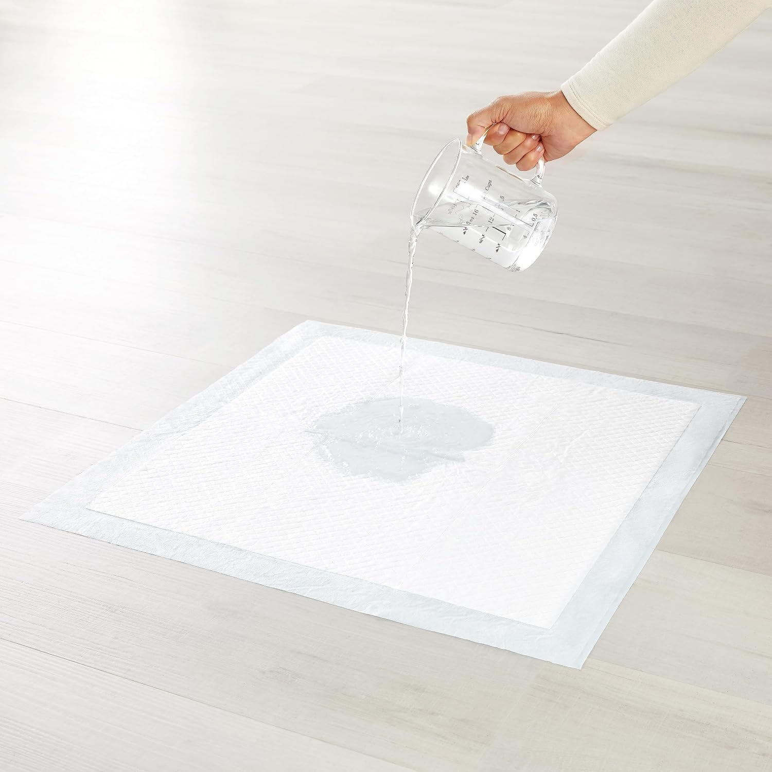 Thumbnail 6 de Amazon Basics Hunde-Pinkeltücher für das Töpfchentraining – 30 Stück, 5-Schicht, 56 x 56 cm, parfümiert, blau/weiß