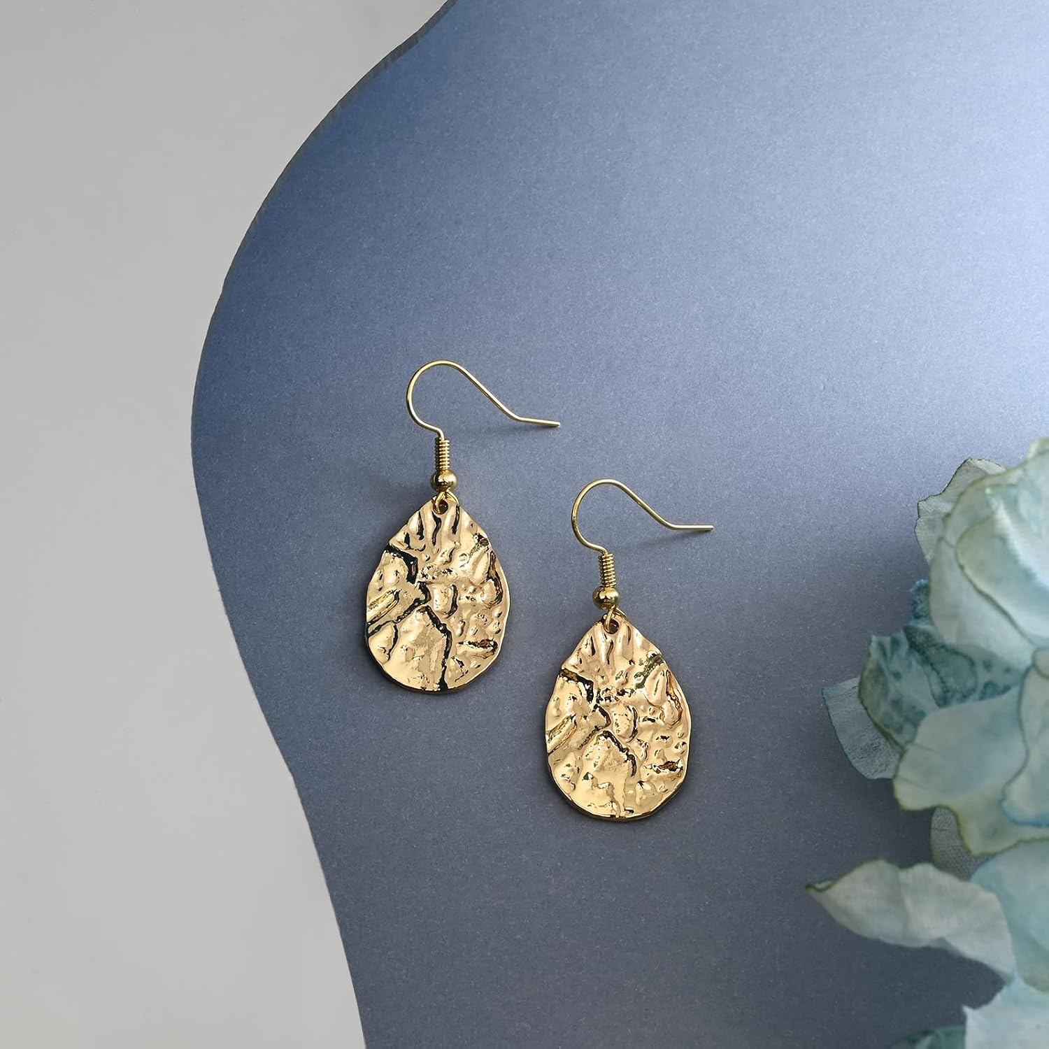 Detalle de Weviway 18K Gold Plated Teardrop Hammered Dangly Drop Earrings