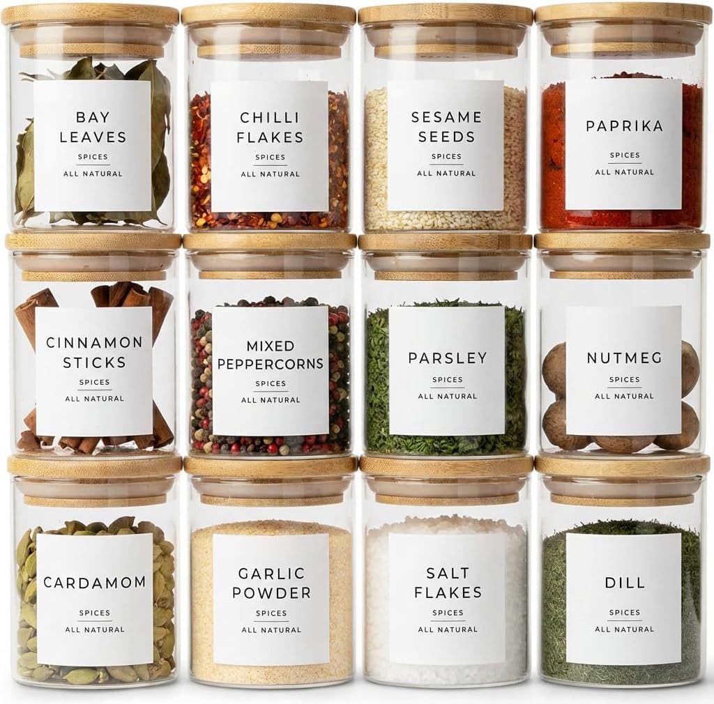 Detalle de Livabl Glass Spice Jars with Lids and Labels – 12x 200ml Airtight Jars with Bamboo Lids and 360 Pre-Printed UK Labels