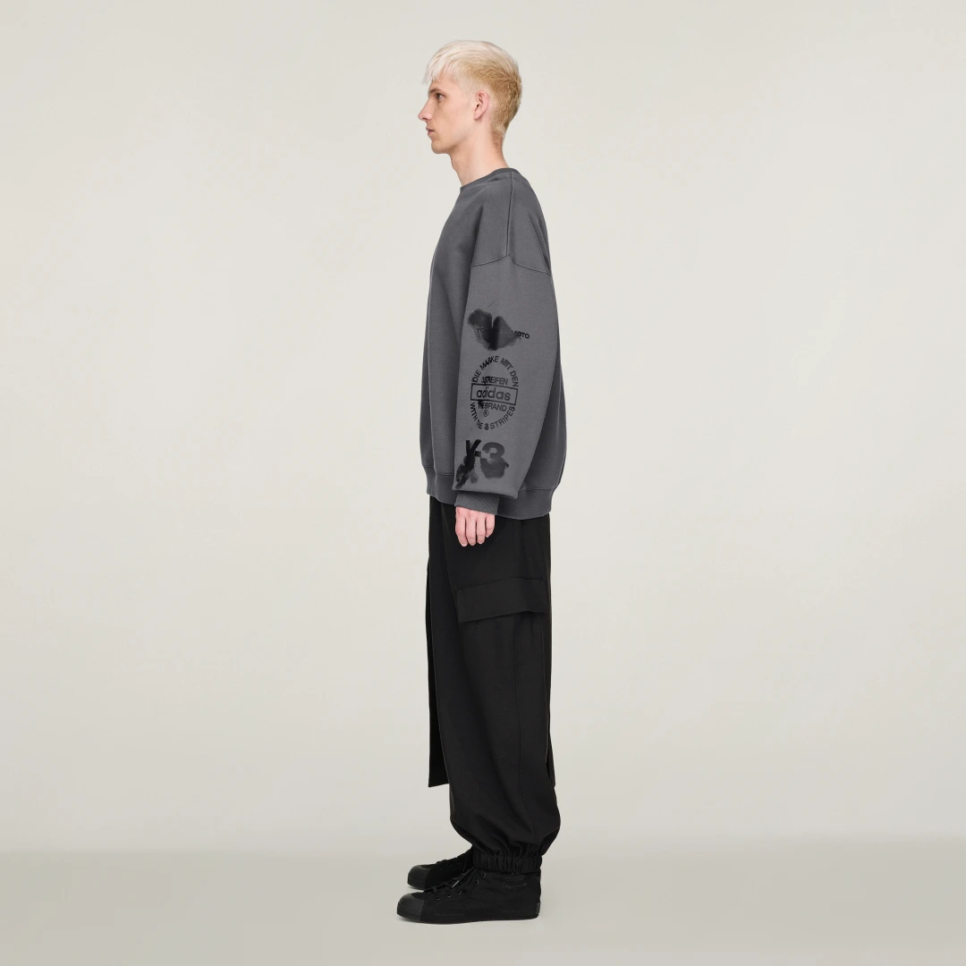 Detalle 2 de Sudadera estampada de cuello redondo Y-3 de Adidas – gris