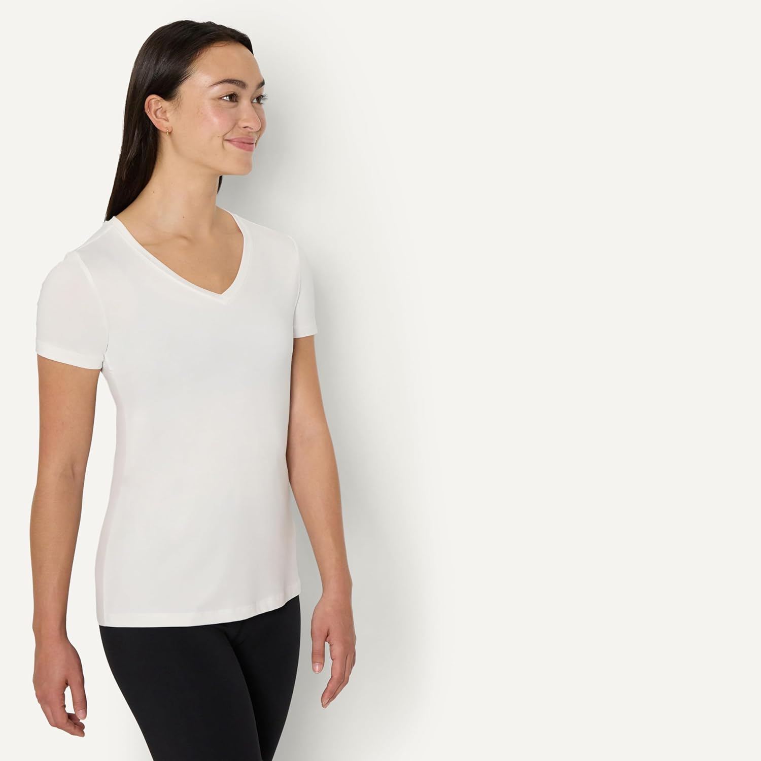 Thumbnail 1 de Amazon Essentials Damen Active Quick-Dry Tech Stretch T-Shirt mit V-Ausschnitt, 2er-Pack (Kurzarm, in Übergröße erhältlich)