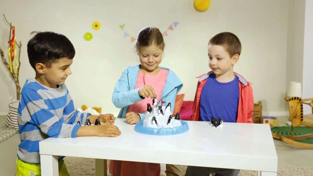 Detalle 1 de Ravensburger 21325 Plitsch Splash Penguin behendigheidsspel met ledlamp