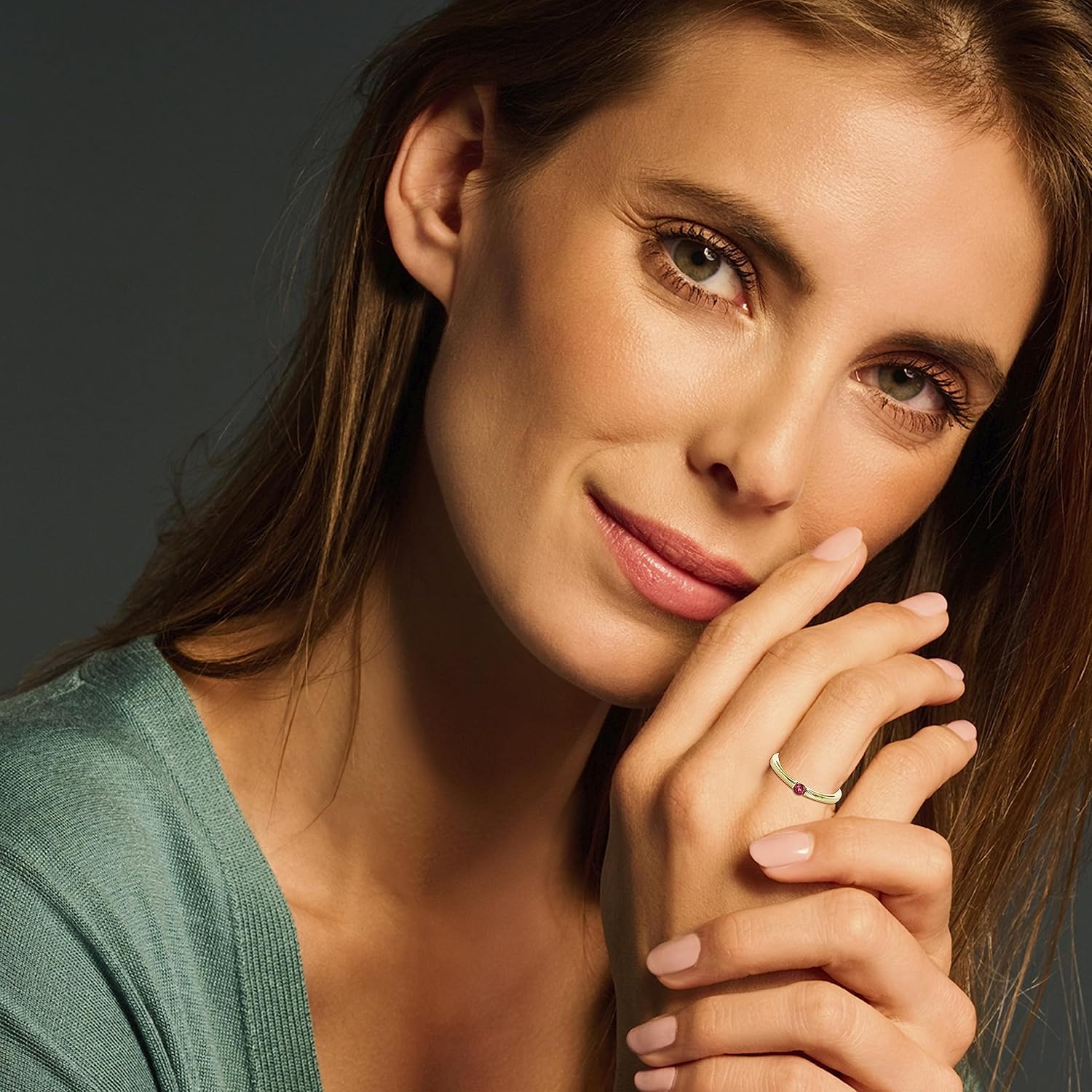 Detalle 2 de MIORE Anello Donna in Oro Giallo 9KT 375 con Rubino Centrale – Solitario Elegante, Gift Box e Certificato