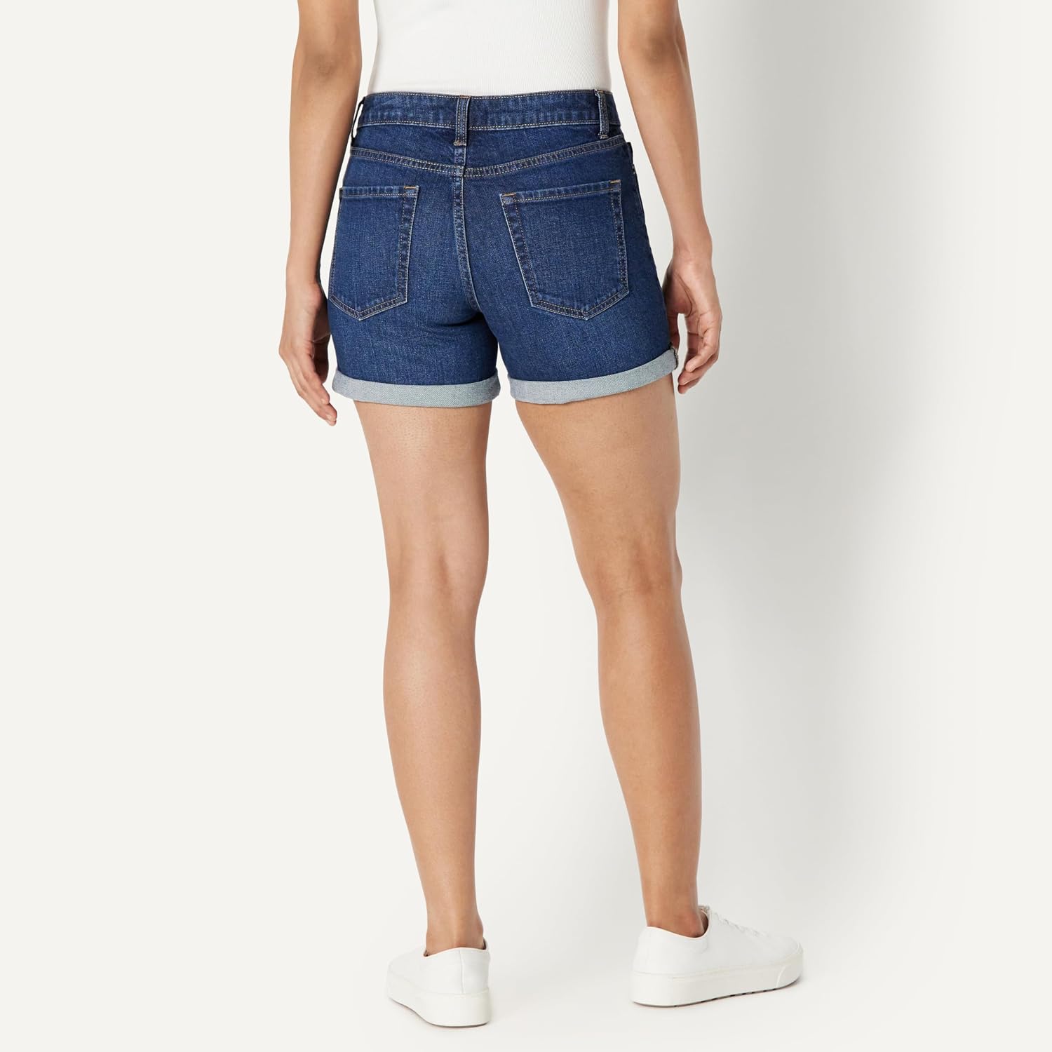Thumbnail 2 de Amazon Essentials Women’s Slim-Fit Mid-Rise 4in (10.2cm) Jean Shorts