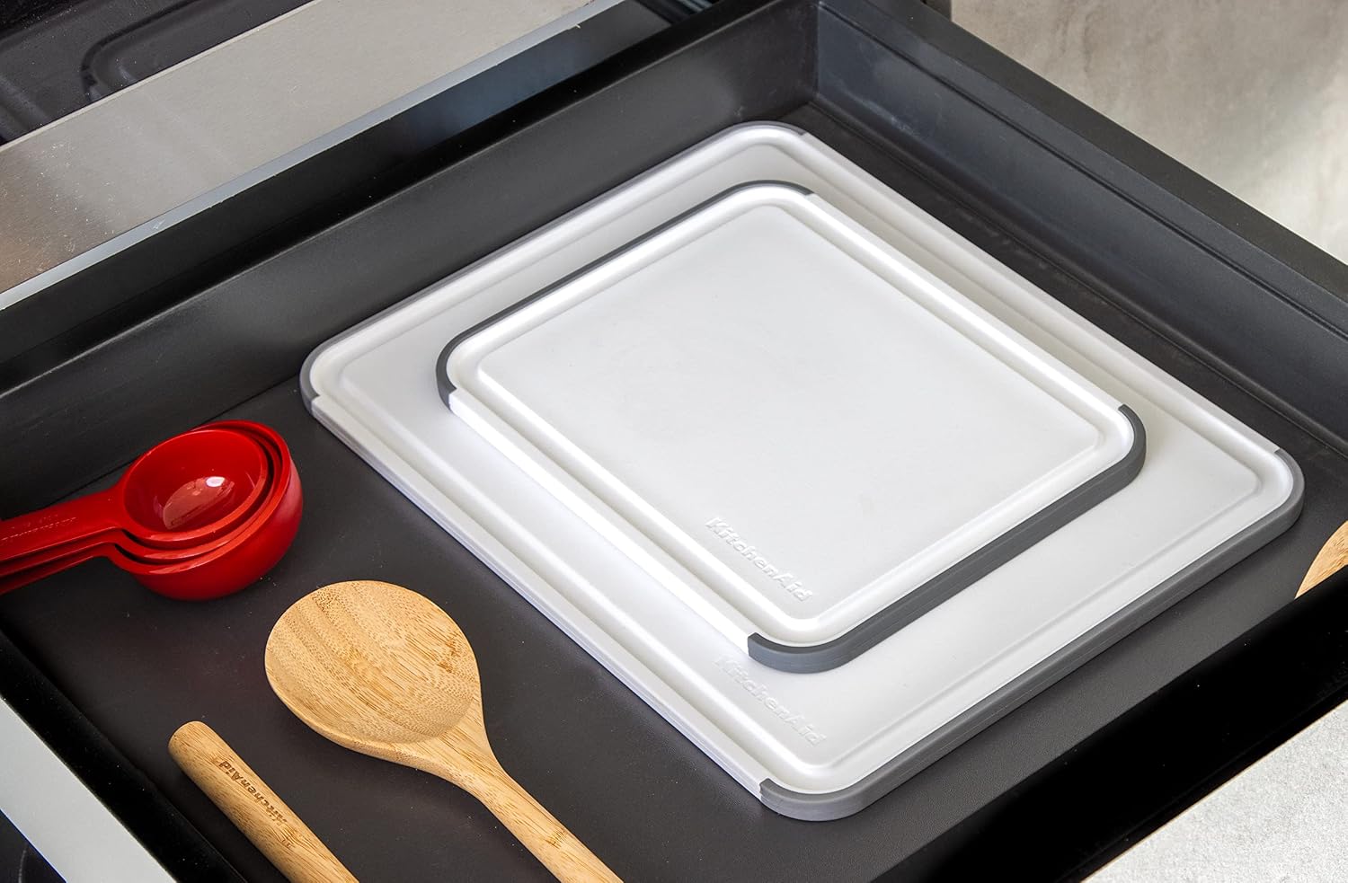 Detalle 1 de KitchenAid Classic kunststof snijplank 20 x 25 cm met antislipranden