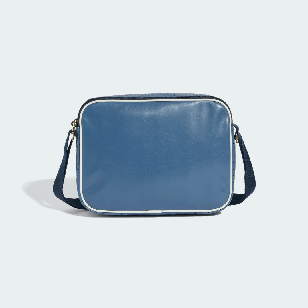 Detalle 2 de adidas Minibolso Airliner en azul: un accesorio compacto para el día a día