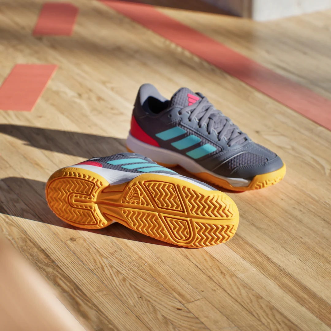 Detalle de Adidas Ligra 8 Indoor (Adolescentes) – Zapatilla gris para pistas cubiertas