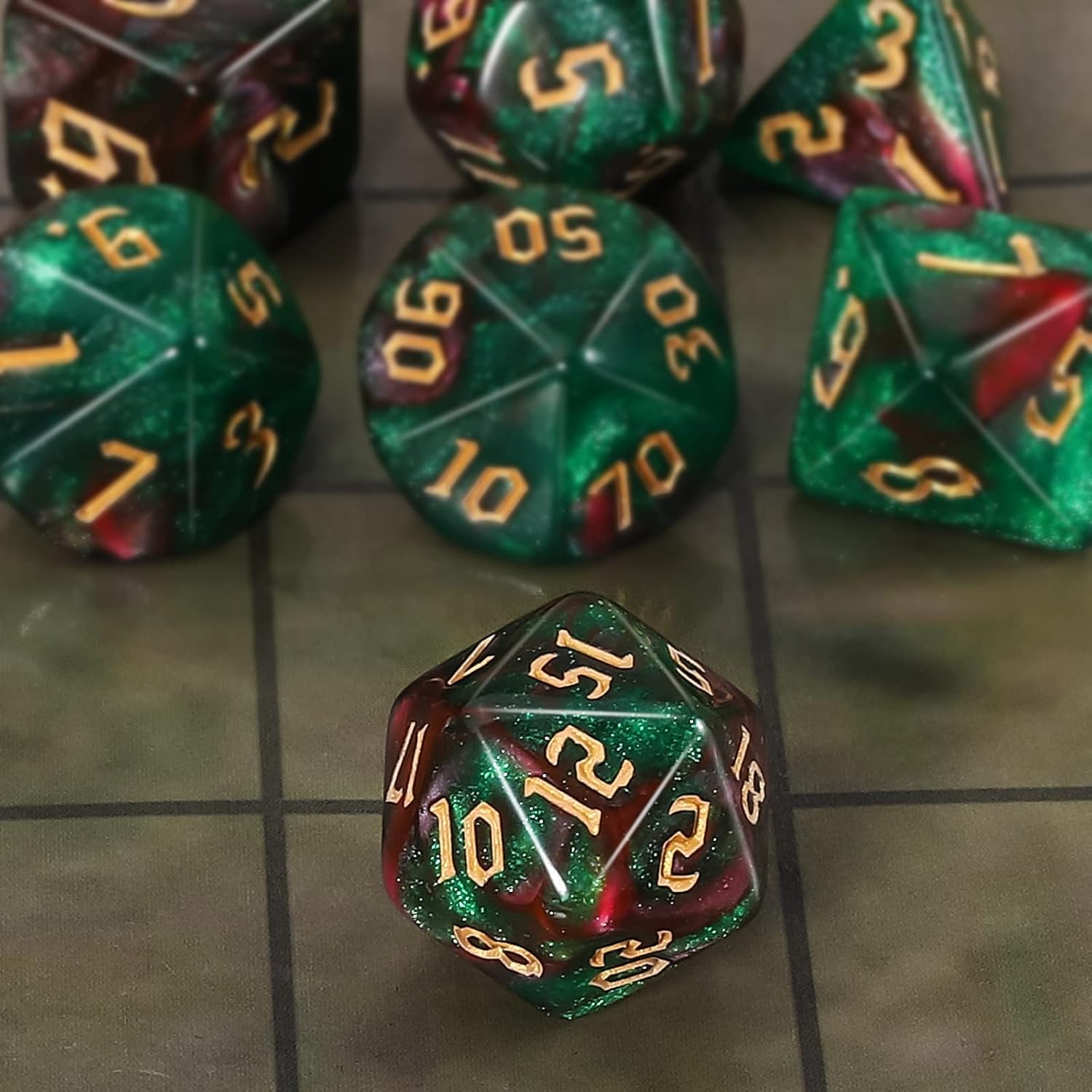 Detalle de QMAY DND Dice Set: i 7 dadi poliedrici in acrilico con glitter verde e rosso