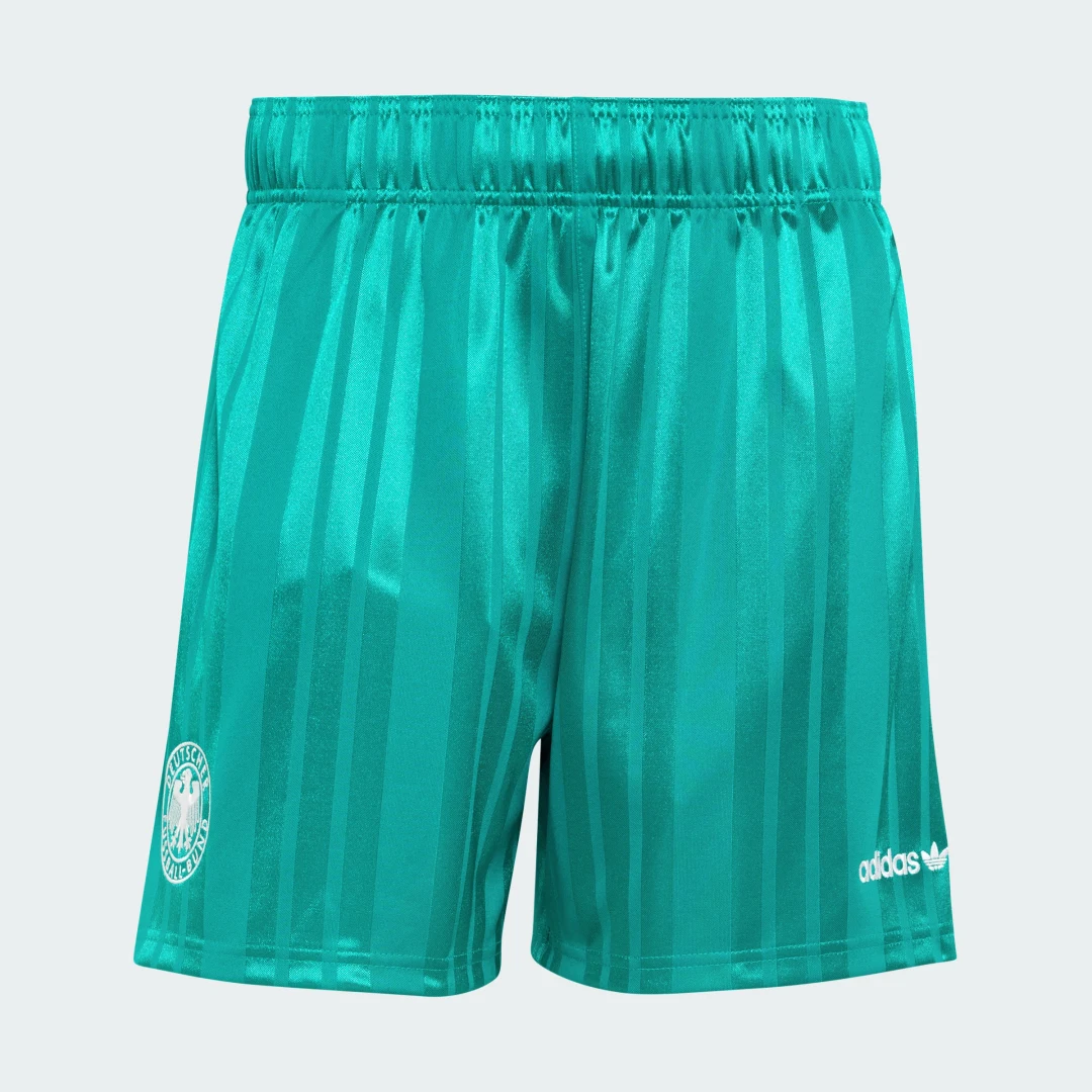 Detalle 2 de Pantalón corto EQT de Alemania de Adidas – verde
