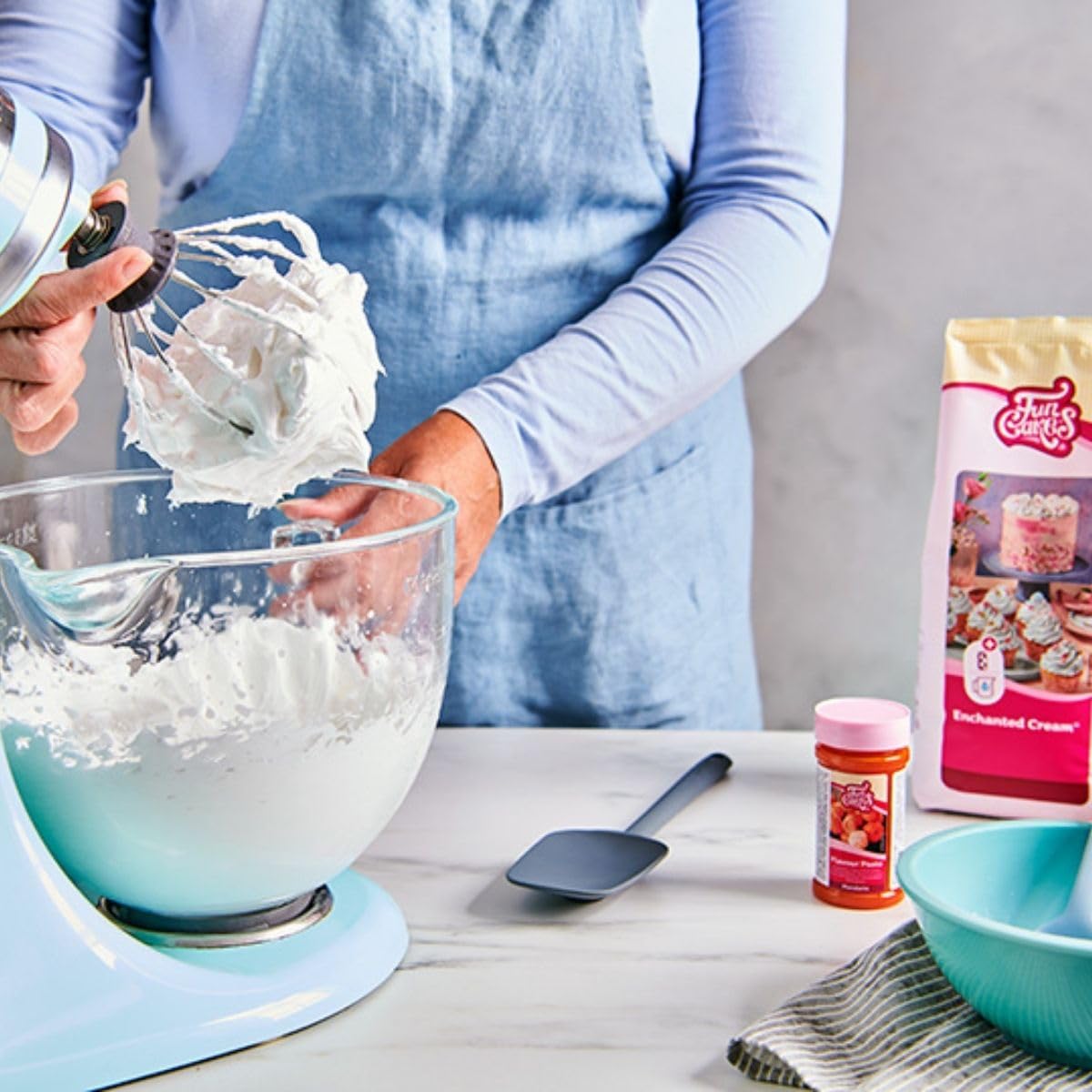 Detalle 2 de FunCakes Mix für Enchanted Cream® – Leichte, schneeweiße Creme zum Kuchen Füllen und Abdecken, Halal, 450 g