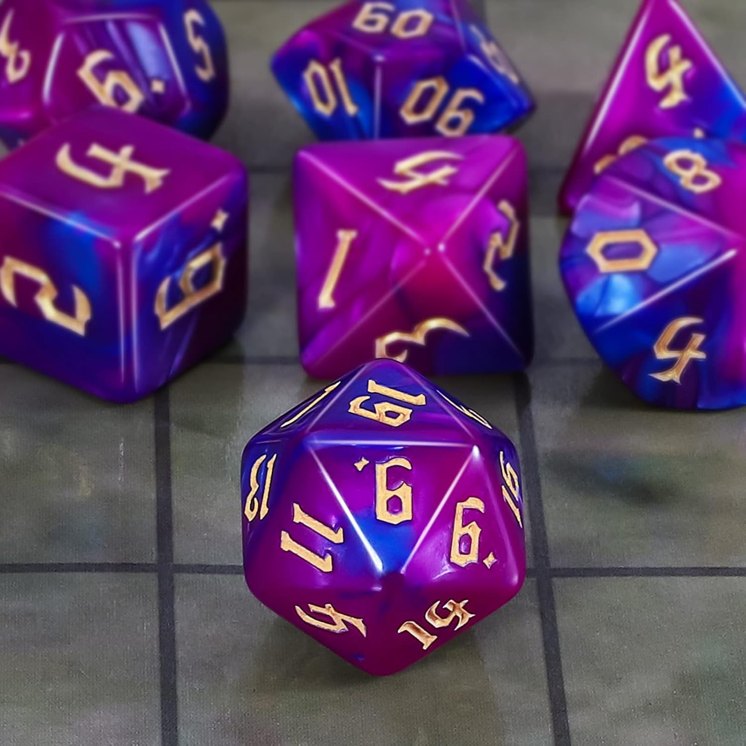 Detalle de QMAY DND Dice Polyhedral Dice Set – 7 pezzi blu viola per D&D, MTG e RPG
