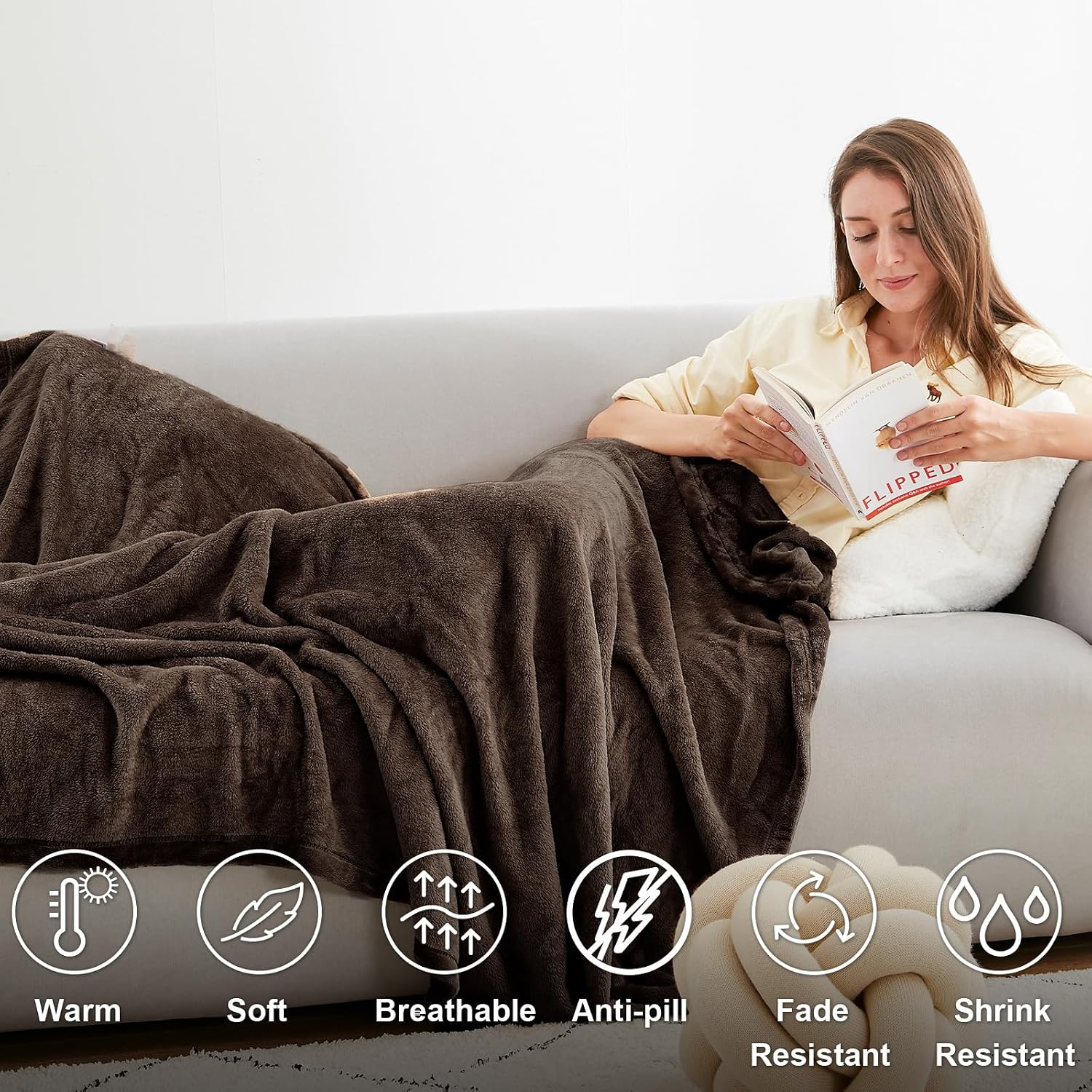 Detalle de EHEYCIGA Fleece Blanket 130x165cm in Brown – Soft, Warm Throw for Sofas and Beds