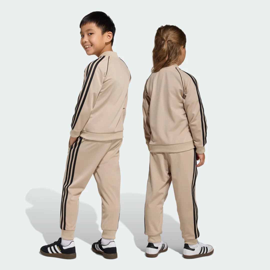 Detalle 2 de CHÁNDAL SST de Adidas: comodidad versátil en color Beige