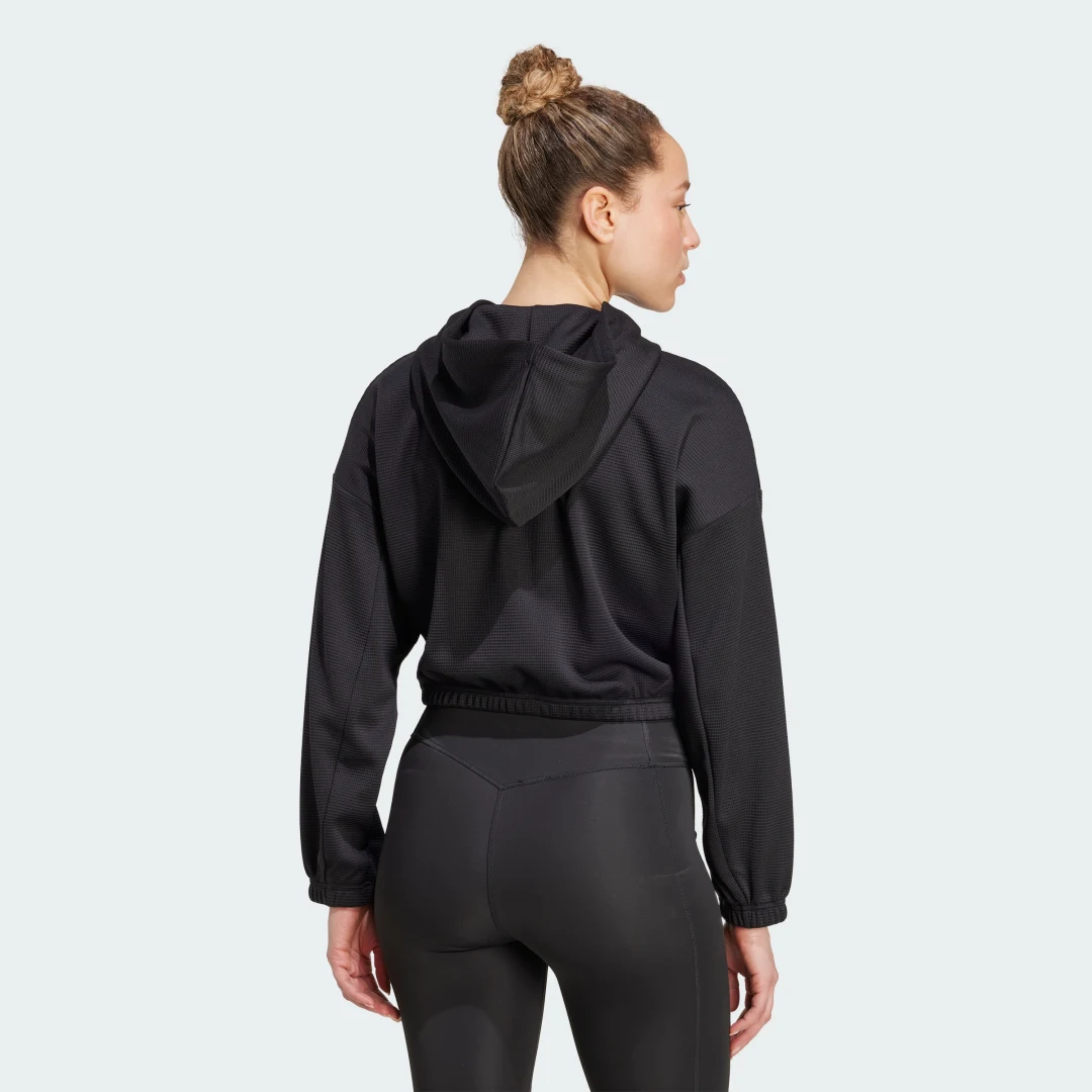 Detalle de Chaqueta de yoga Adidas, color negro — comodidad para tus sesiones