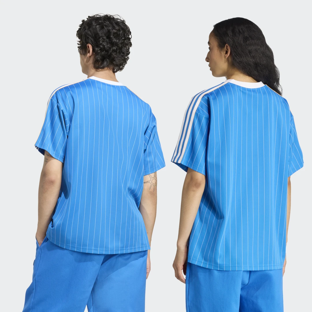 Detalle 2 de Camiseta Real Madrid Terrace Icons de Adidas — azul, para fans que buscan estilo y comodidad