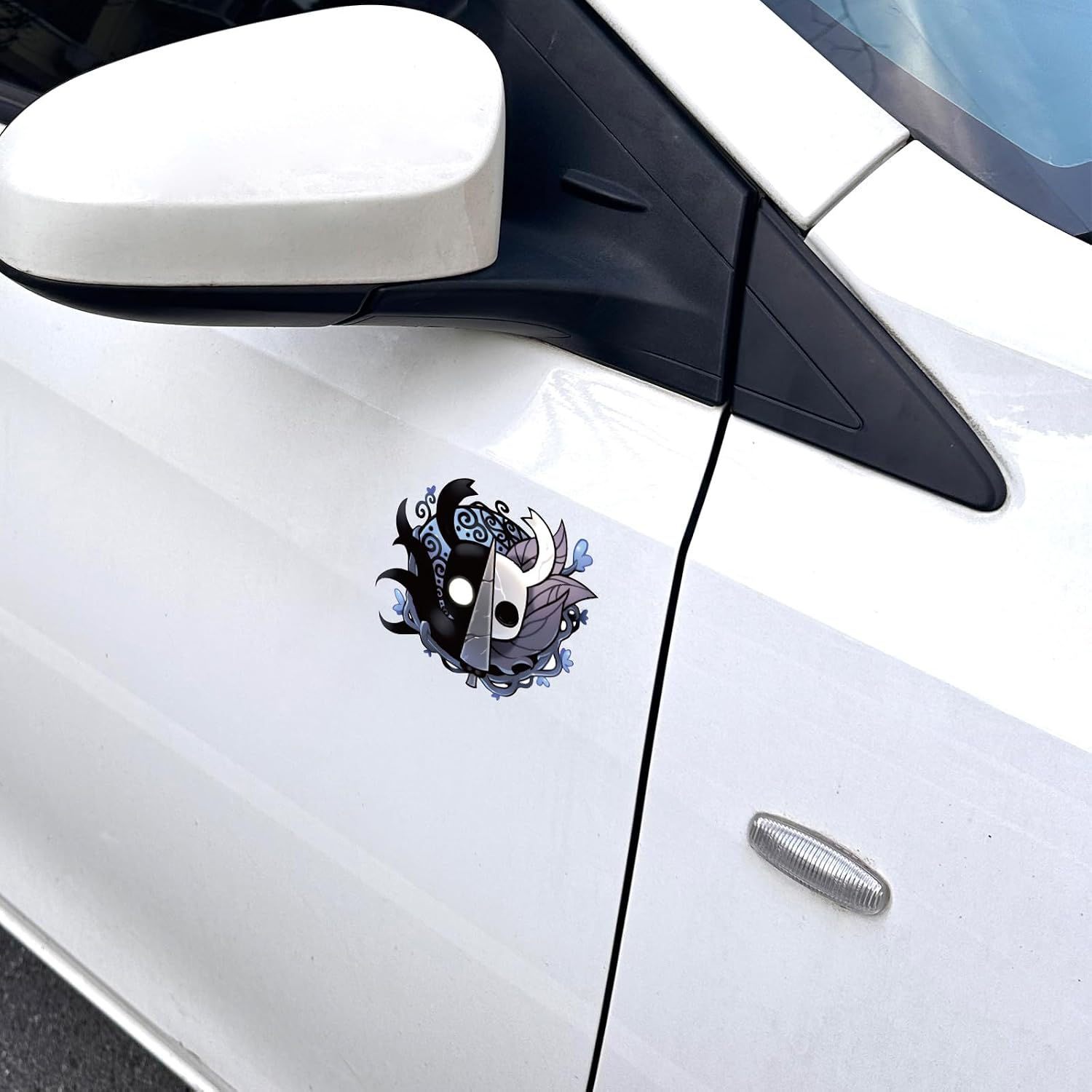 Thumbnail 2 de Hollow Knight Auto Aufkleber bunt PVC – Maske und Waffe Motiv für glatte Oberflächen