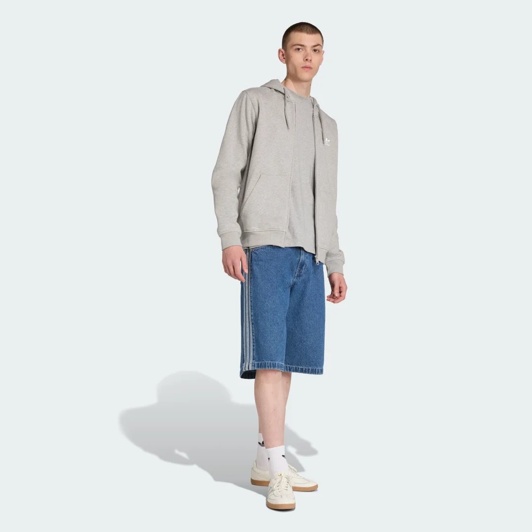 Detalle de Chaqueta con capucha Trefoil Essentials de Adidas: versatilidad y estilo en gris