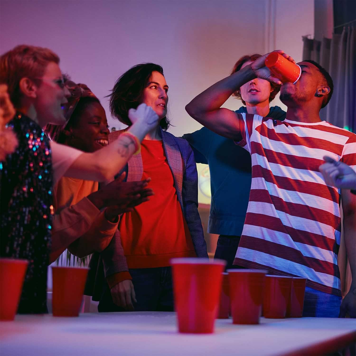 Thumbnail 6 de GOODS+GADGETS® Beer Pong-set med 50 blå plastmuggar, 473 ml