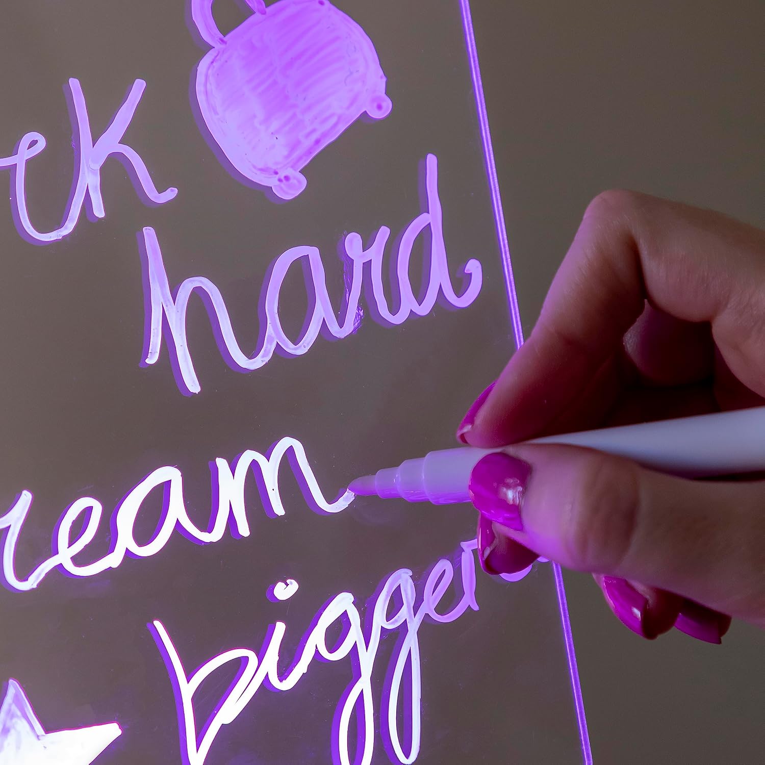 Detalle de InnovaGoods Message Board: LED-Tafel mit Fernbedienung – RGB-Display für Büro, Heimarbeit und Schlafzimmer