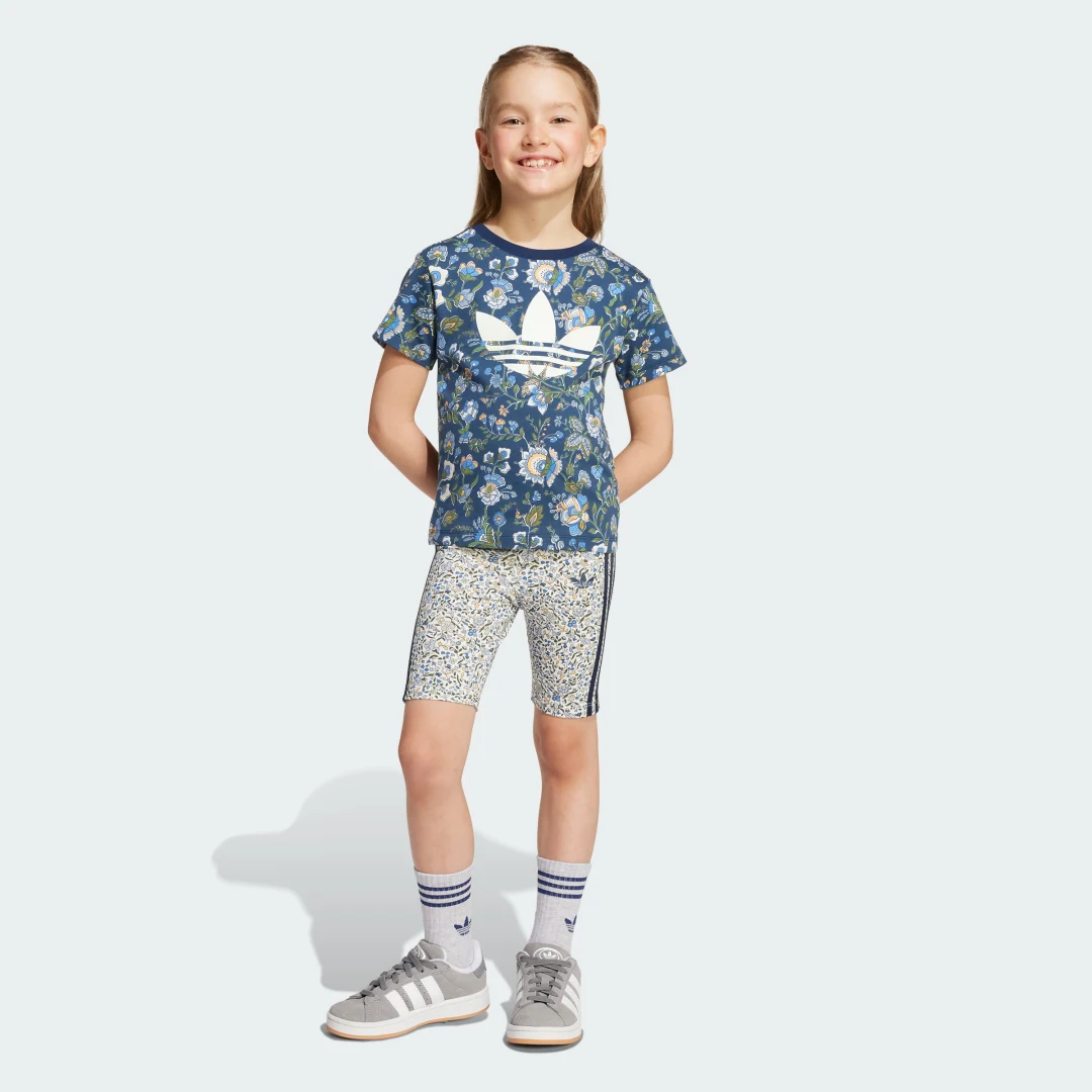 Detalle de Conjunto camiseta y mallas cortas adidas Originals x Liberty London (Niños) – Azul