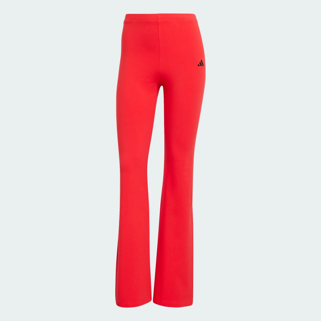 Detalle 2 de Mallas Essentials Small Logo Flared de Adidas — Rojo