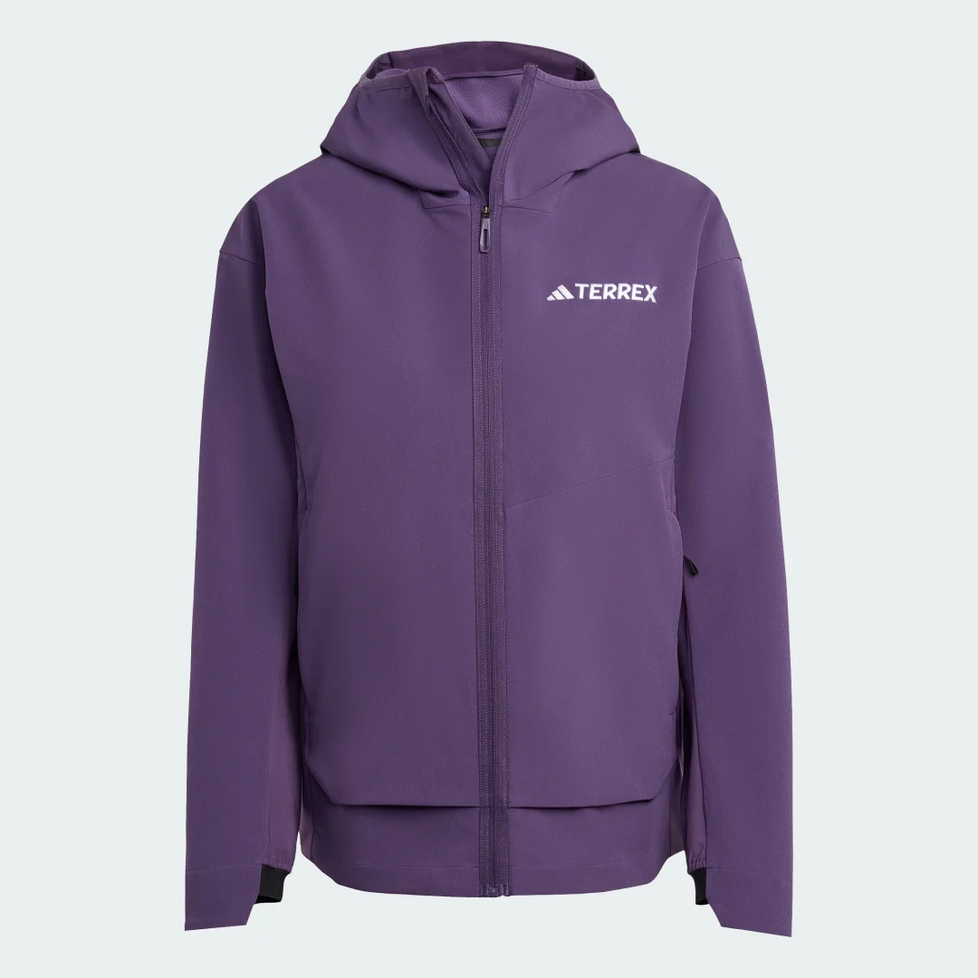Detalle de Chaqueta Terrex Multi Softshell de Adidas: versatilidad en color Violeta