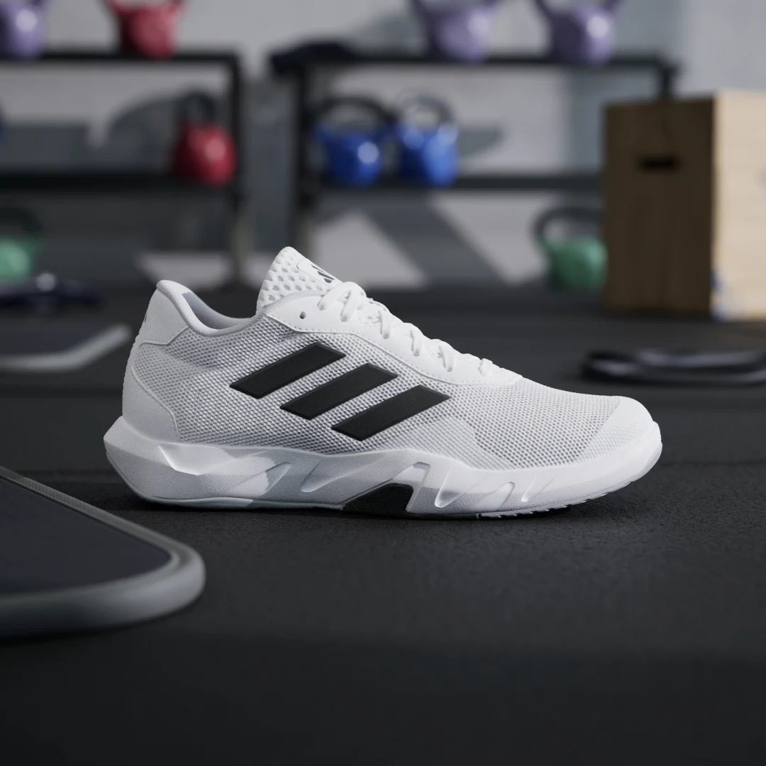 Detalle 2 de Zapatilla Amplimove Trainer de Adidas: comodidad para el día a día en blanco