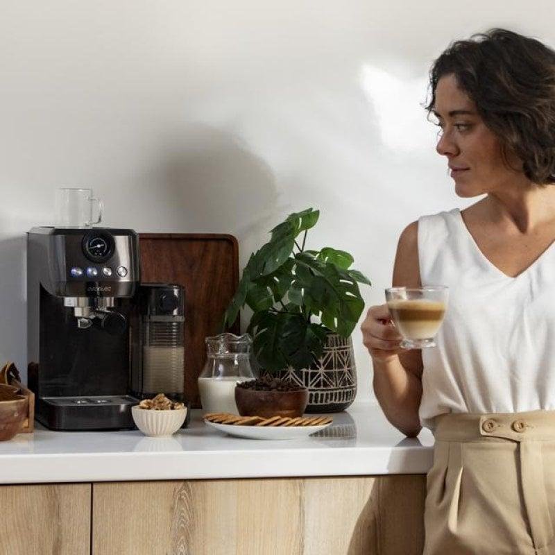 Detalle 2 de Cecotec Power Espresso 20 Steel Pro Latte: cafetera semiautomática con tanque de leche 20 bares