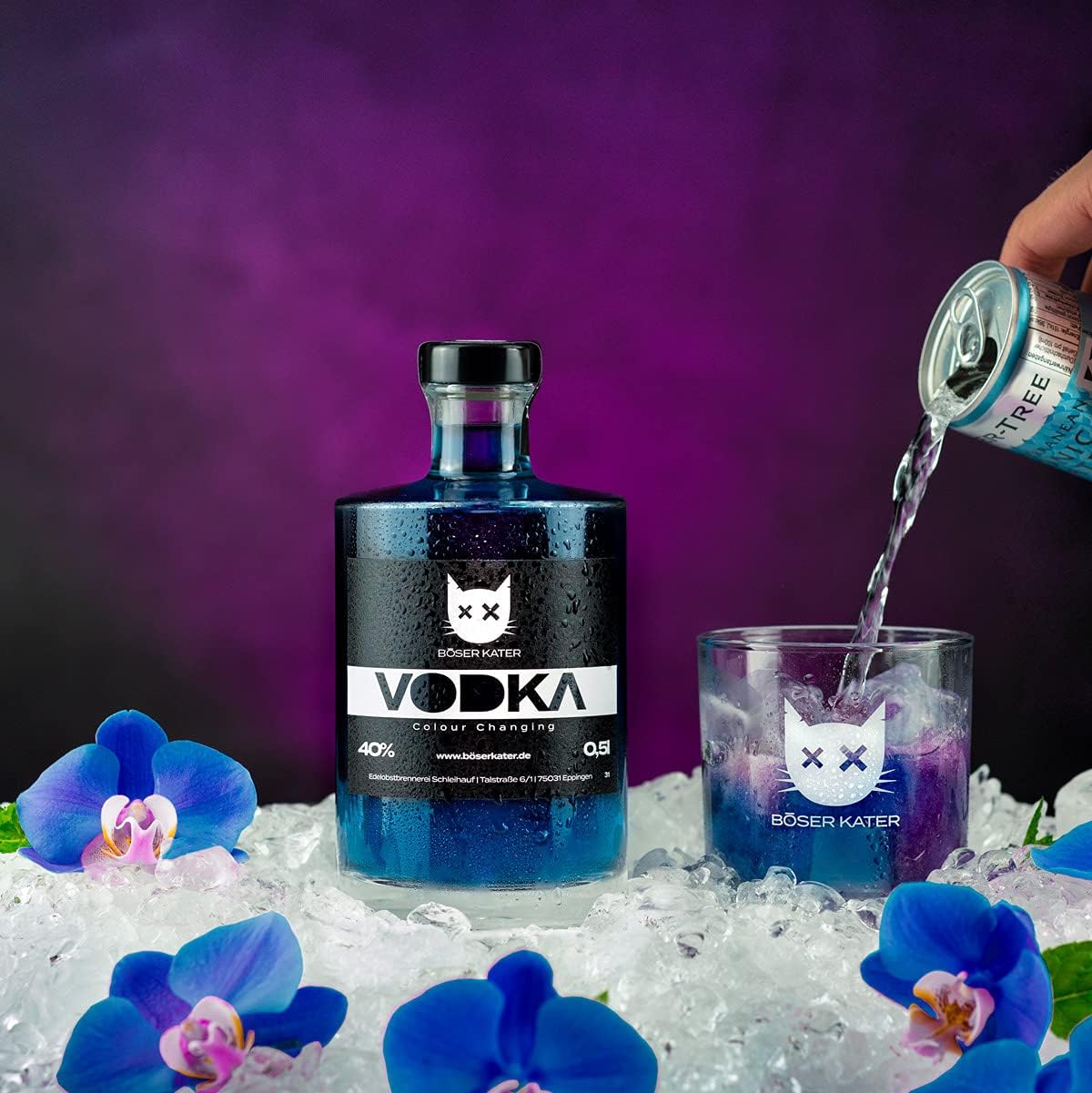 Detalle de BÖSER KATER Wildberry Colourchanging Vodka Geschenkset – 0,5 l mit 2 Gläsern