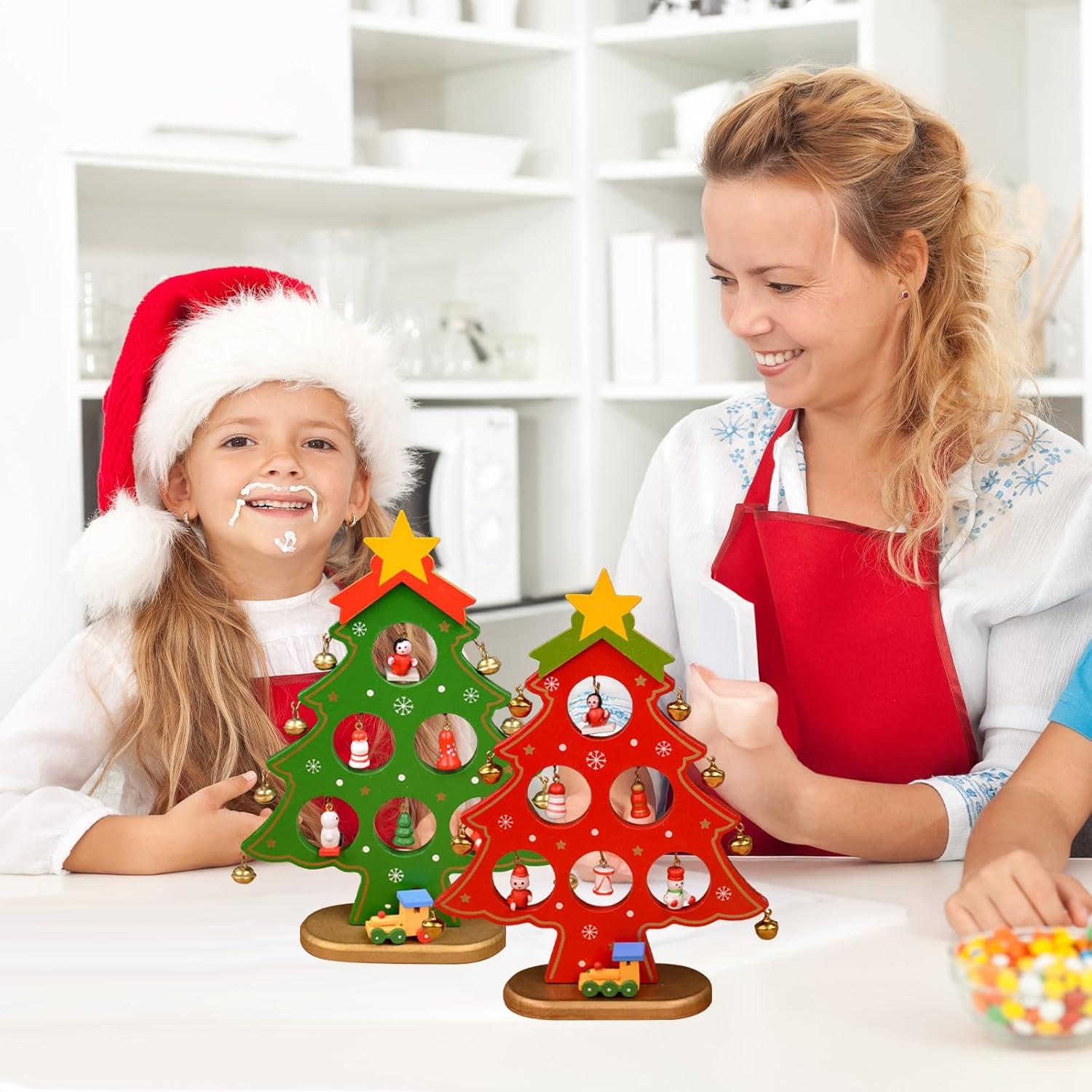 Detalle 2 de MOMAHUA Hölzerner Weihnachtsbaum Rot – DIY Mini Tischdeko aus Naturholz (6-teilig)
