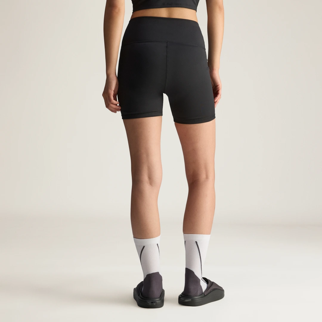 Detalle de Mallas cortas adidas by Stella McCartney Yoga — negras, para tus sesiones de yoga y entrenamiento