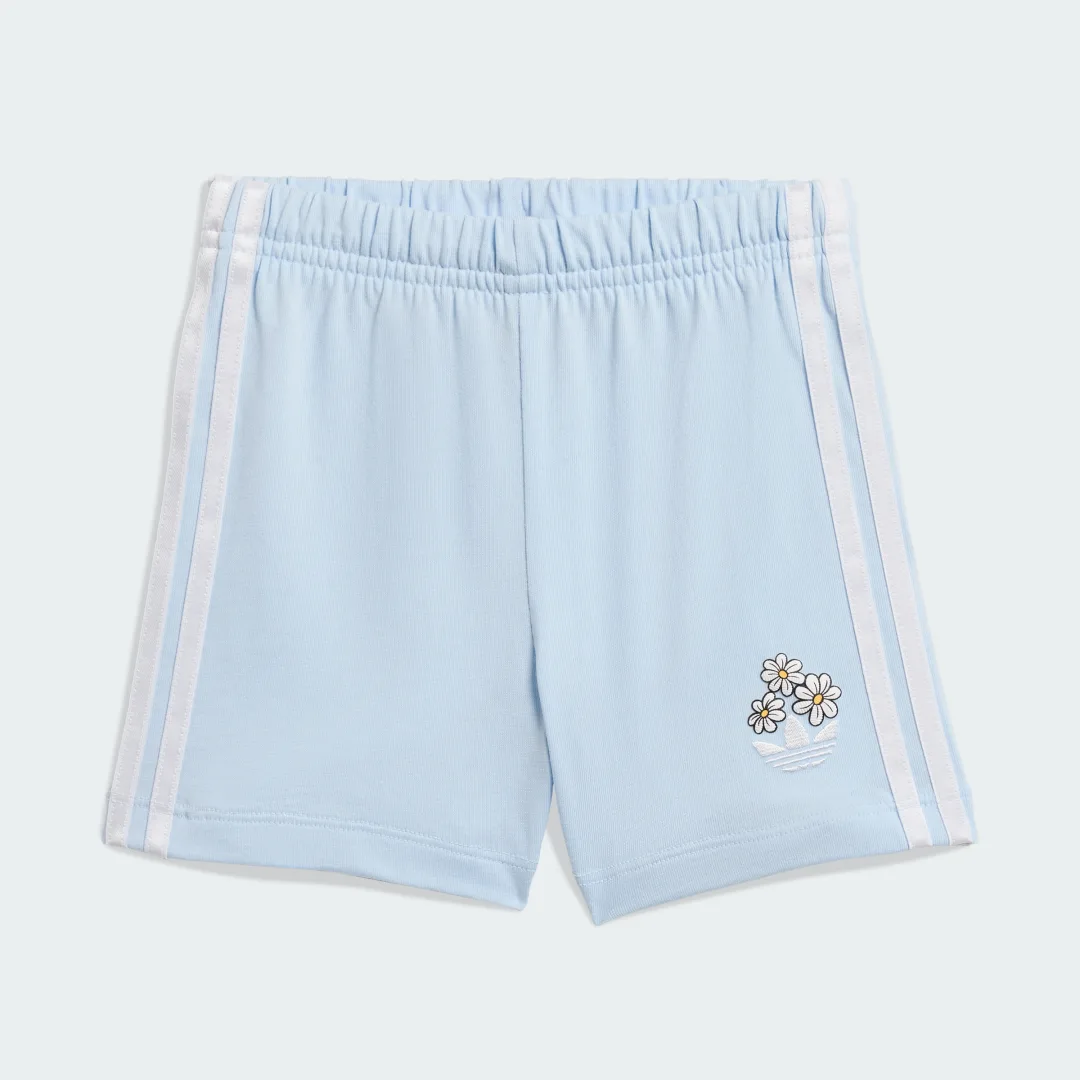 Detalle de Conjunto Adidas Disney: camiseta y pantalón corto blanco
