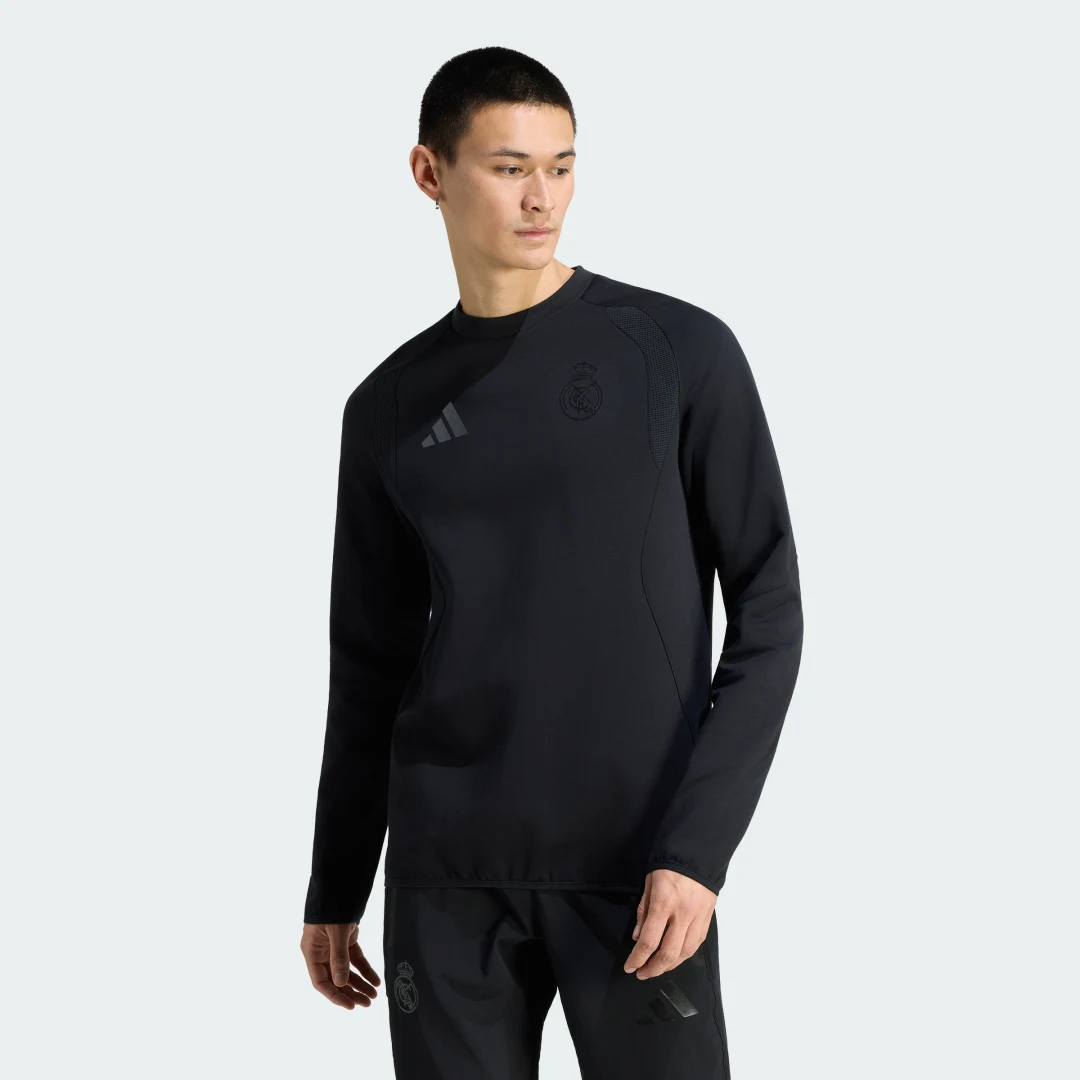 Detalle de Sudadera Tiro Travel Crew del Real Madrid – Adidas