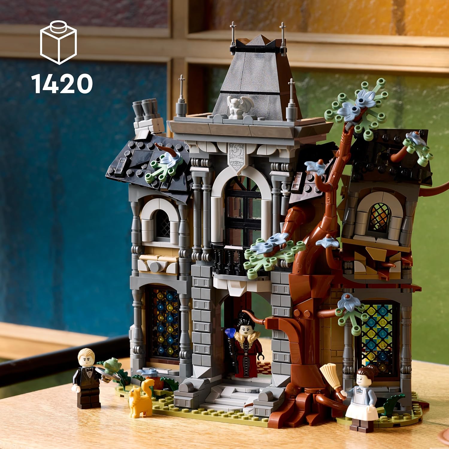Detalle 2 de LEGO Icons 11383 Burgemeestershuis bouwset met 3 glow-in-the-dark-minifiguren