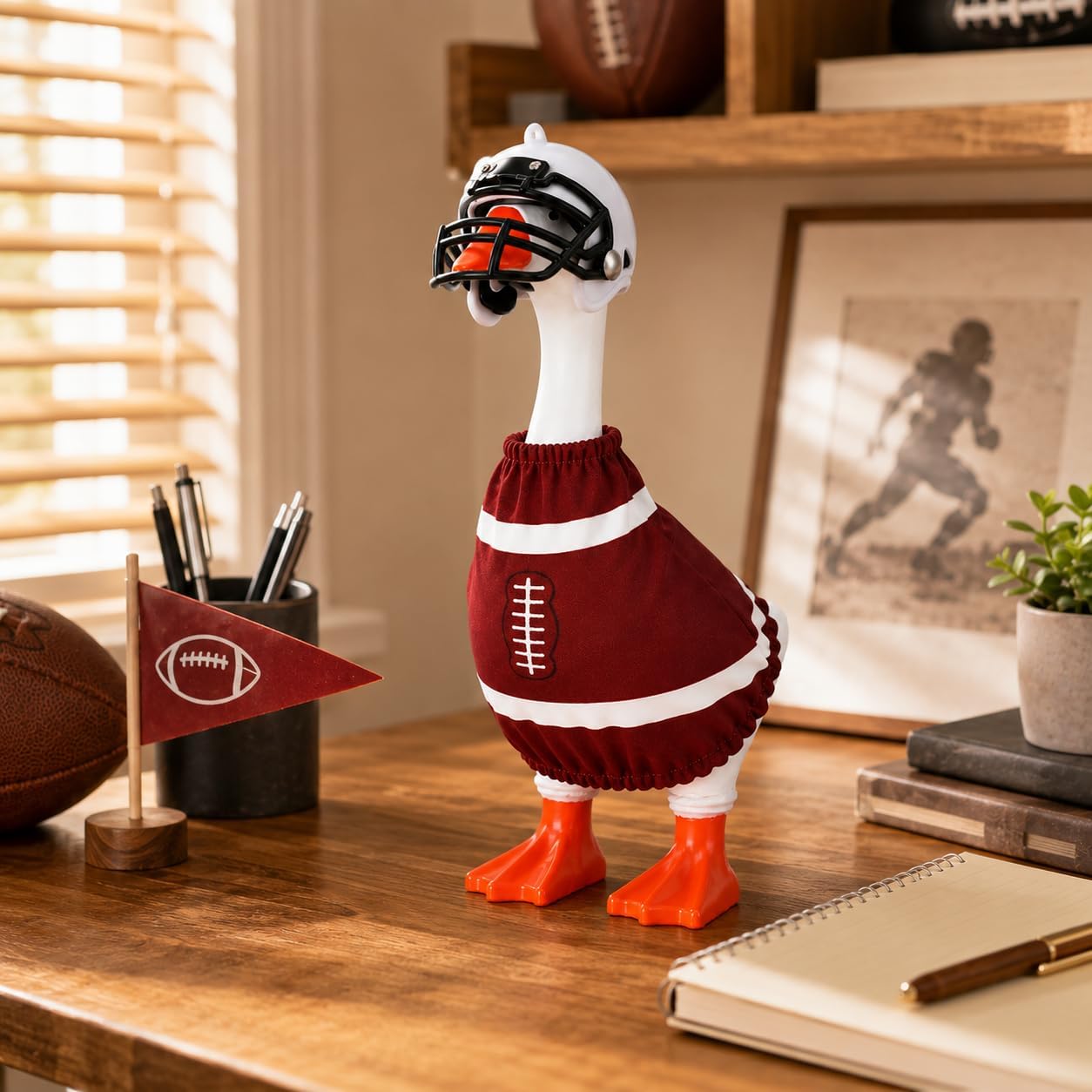 Detalle 2 de SECVOY 7-Inch Desk Goose Football Outfit with Red Jersey and Helmet