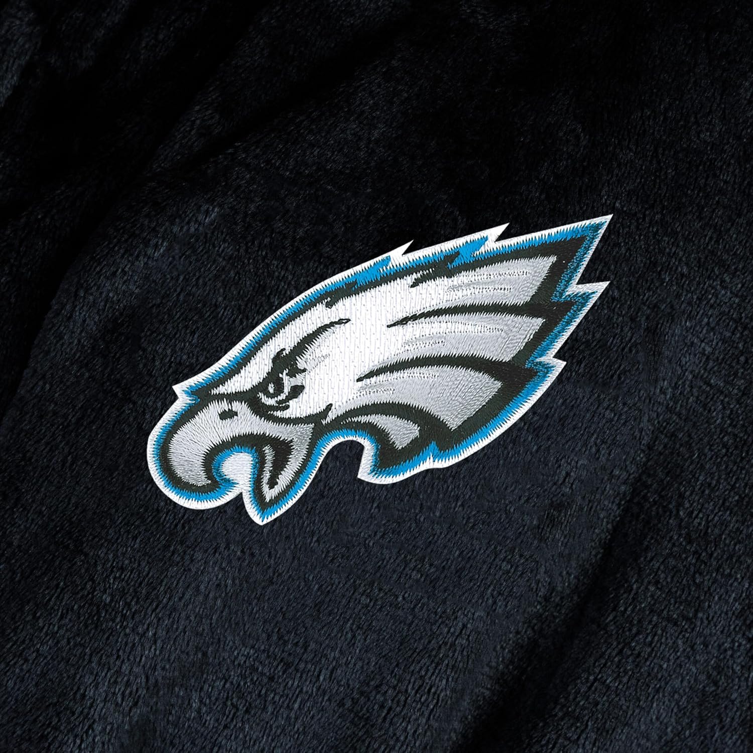 Detalle 2 de Northwest NFL Philadelphia Eagles Adult Unisex Silk Touch Bathrobe (L/XL) — Officially Licensed Loungewear, Black
