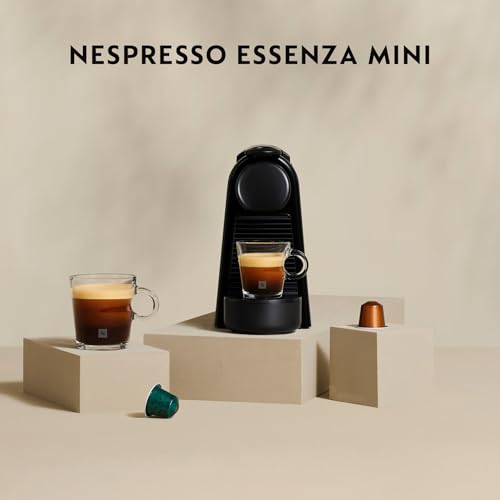Detalle de Nespresso Essenza Mini EN85.B di DeLonghi: compatta ed elegante, pronta per espresso a casa