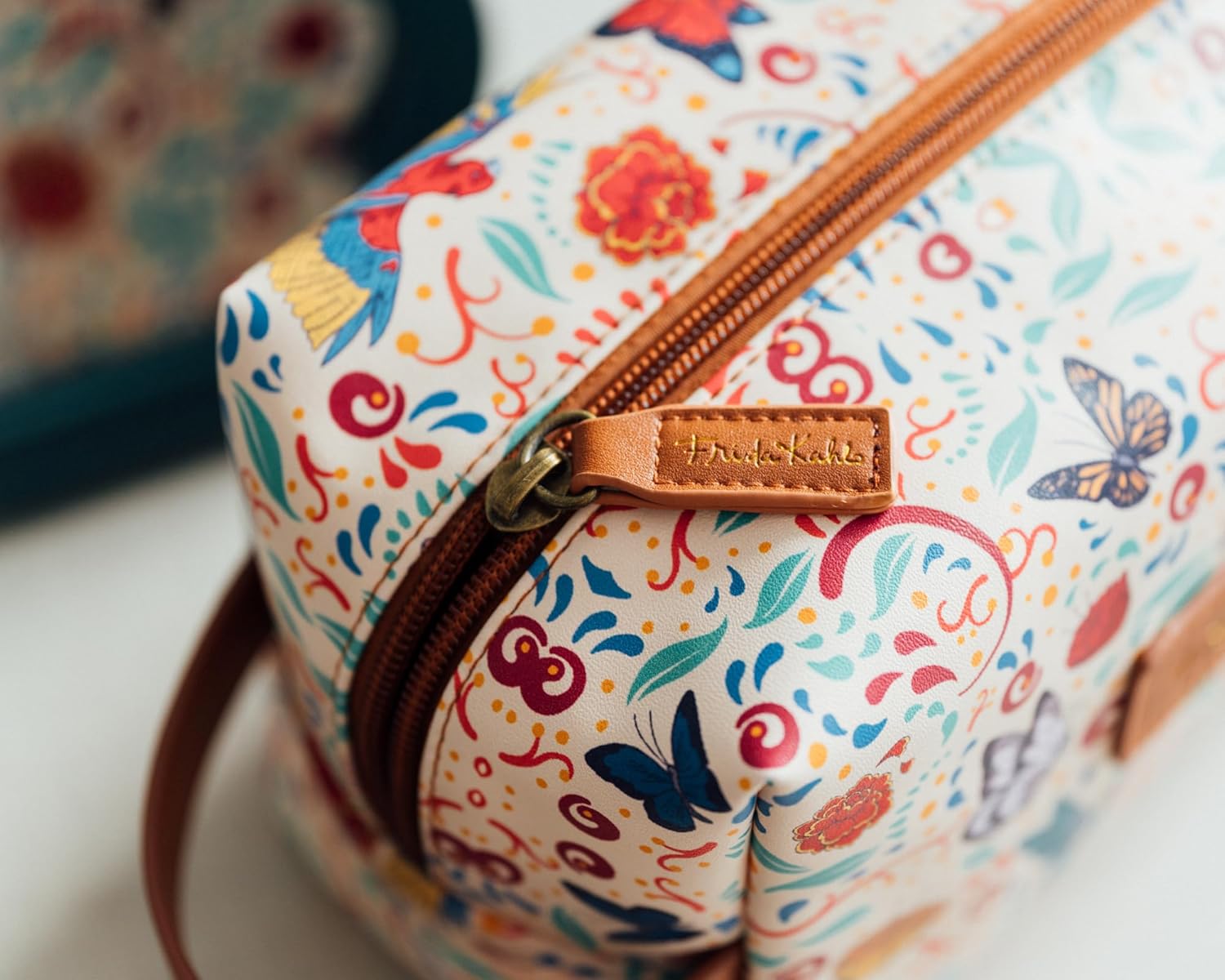 Detalle de Grupo Erik Frida Kahlo Cosmetic Bag (7.9 x 5.7 x 3.9 inches)