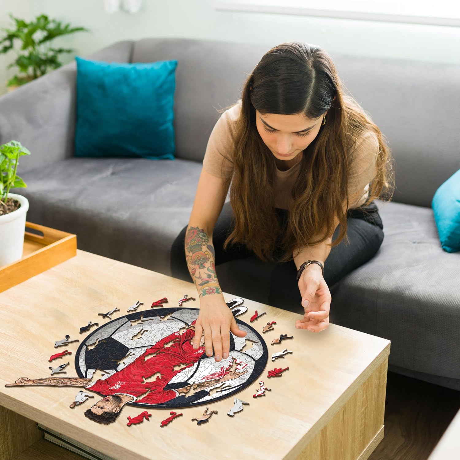 Detalle 2 de Iconic Puzzles Liverpool x Dominik Szoboszlai – puzzle en bois 270 pièces, taille M (licence officielle)