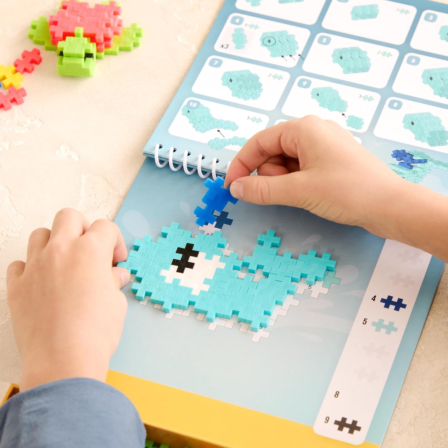 Detalle 2 de Plus Plus Travel Toys Building Blocks Puzzle Play Activity Pad (125 pieces, ocean theme) for ages 5+