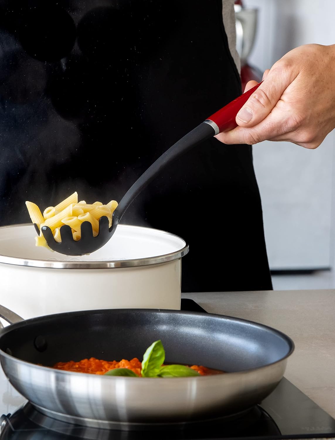 Thumbnail 3 de KitchenAid pastaschep van roestvrij staal, Empire Rood, met uitlekgaten